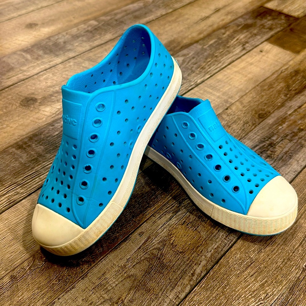 Native size 1 blue shoes.